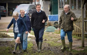 Premier Cameron na terenach powodziowych (fot. Number 10 / CC BY-NC-ND 2.0 / Flickr.com)